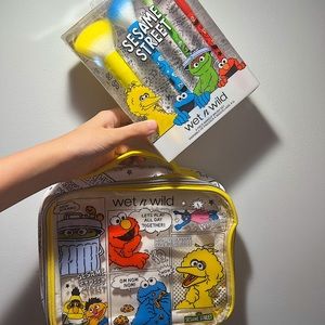NWT Wet n wild Sesame Street brush set and makeup bag